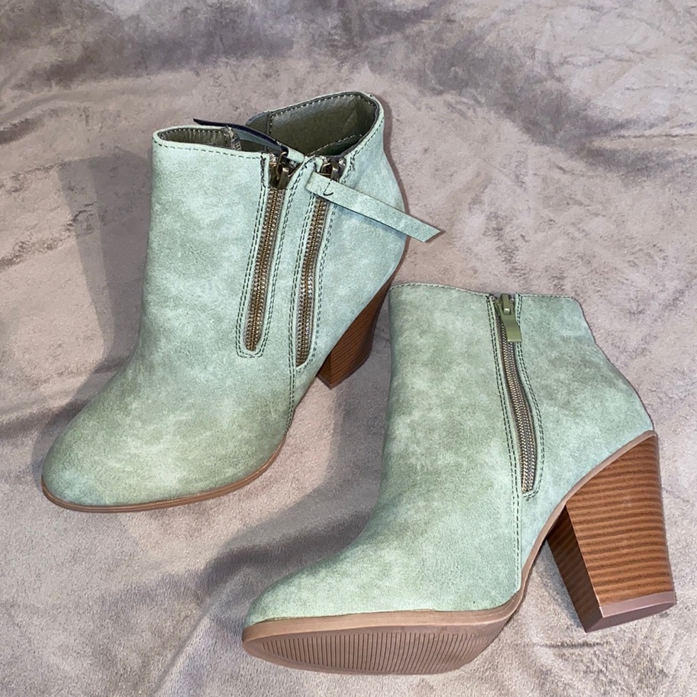 NWOT green booties from buckle